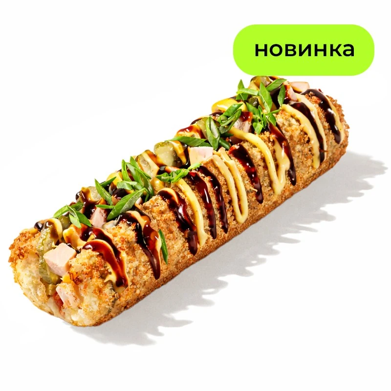 Суши-дог Чикен Чиз - Копченый цыпленок, томаты, консервированные огурцы, сыр чеддер, жареный лук, горчичный соус, унаги и зеленый лук