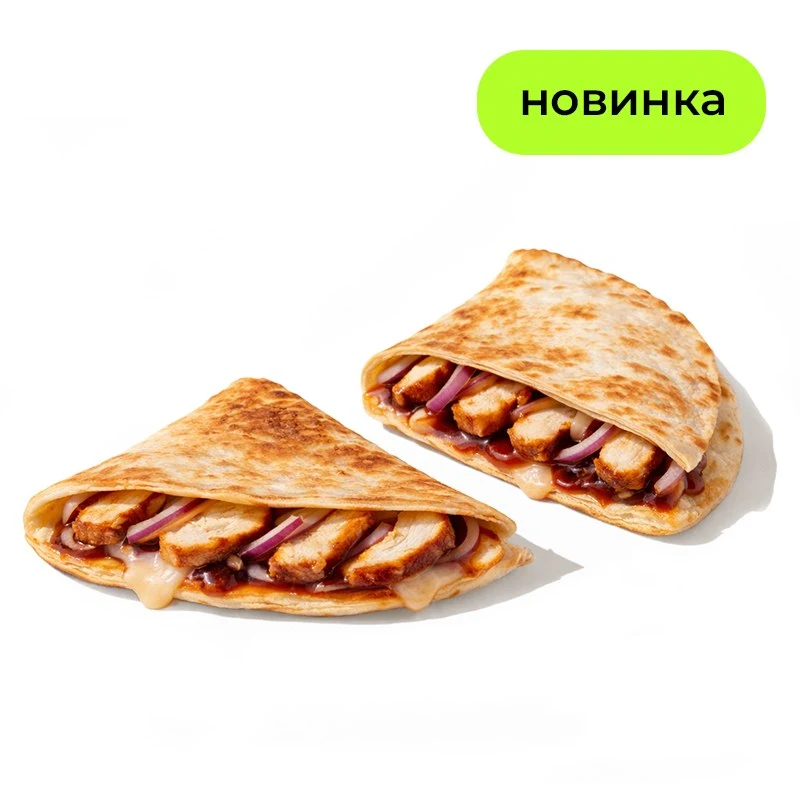 Роти Цыпленок Барбекю - Цыпленок, моцарелла, красный лук, соус барбекю и лепешка роти. Выбирайте свой формат: в коробке — можно поделиться, в конверте — для перекуса на ходу